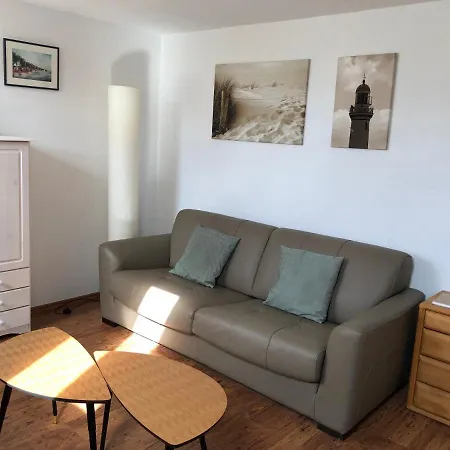 Ankerplatz Warnemuende - Direkte Strandnaehe Mit Leuchtturmblick