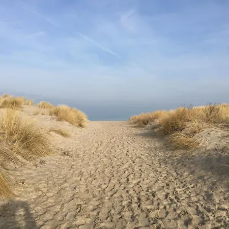 Ankerplatz Warnemuende - Direkte Strandnaehe Mit Leuchtturmblick