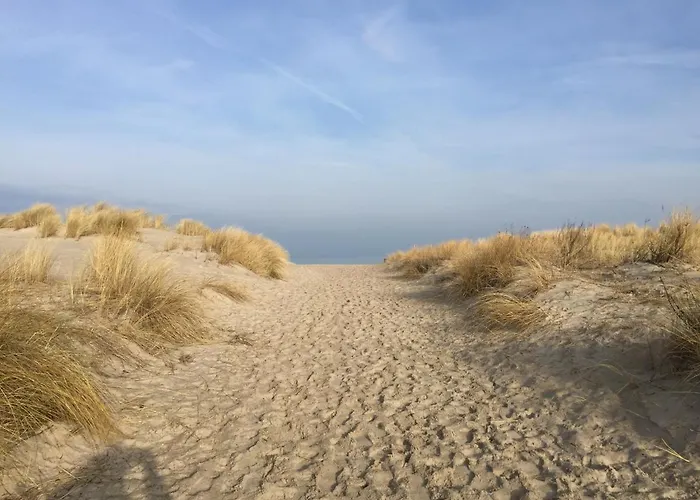 Ankerplatz Warnemuende - Direkte Strandnaehe Mit Leuchtturmblick